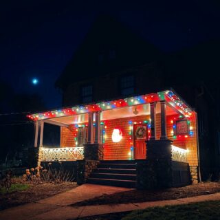 Was doing my best George Bailey to lasso that moon but didn’t quite manage it 😉 Merry Christmas and Happy Holidays! 🎄🎅🧑‍🎄❤️ 

#oldhouse #merrychristmas #oldhome #shinglestyle #shinglestylearchitecture #vintagechristmas