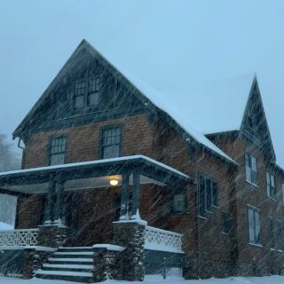 ❄️❄️❄️

#shinglestyle #shinglestylearchitecture #oldhome #oldhouses #newenglandhome #newenglandliving